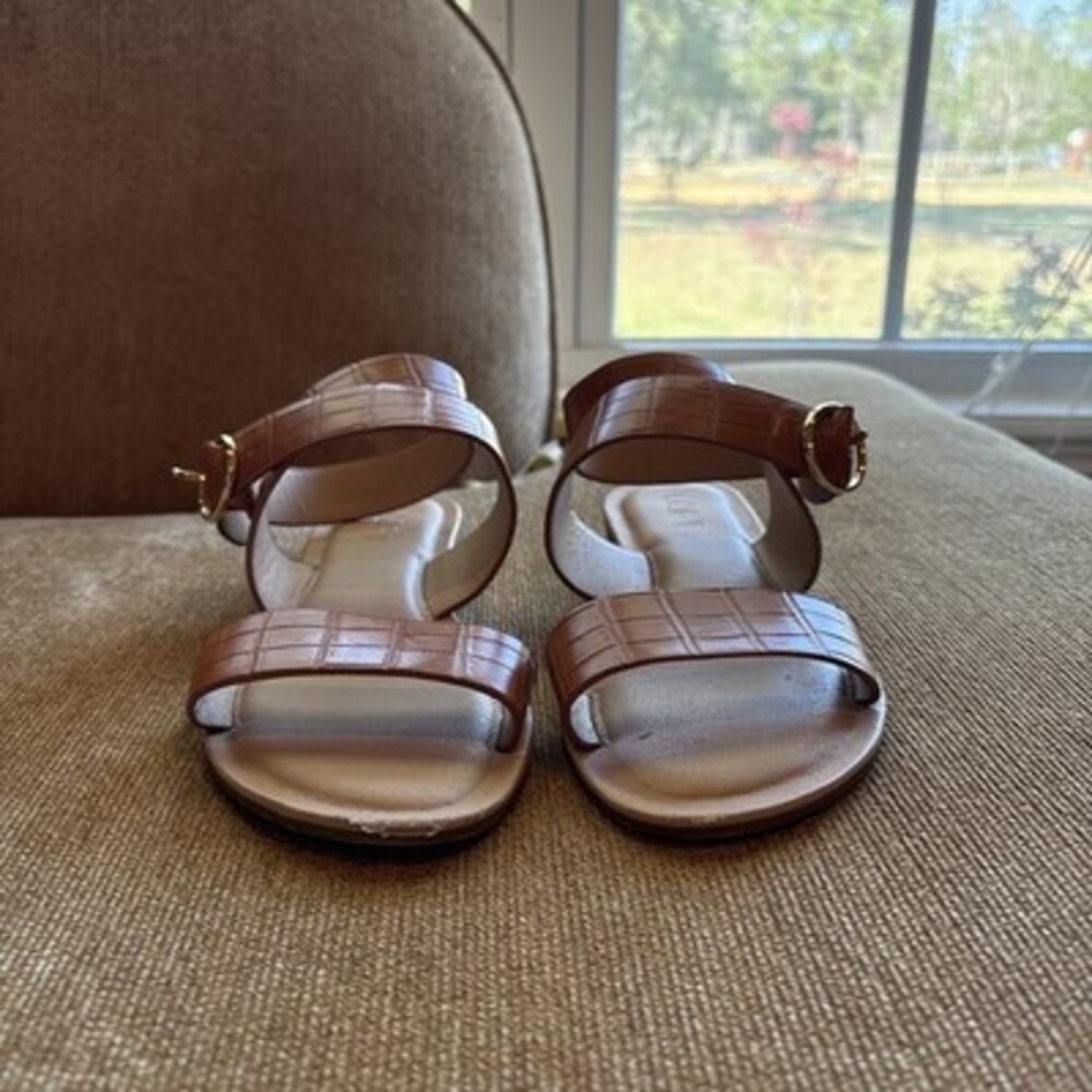 GUC Ann Taylor Loft Croc Embossed Leather Gladiator Sandals W/ Gold Buckle 6 1/2